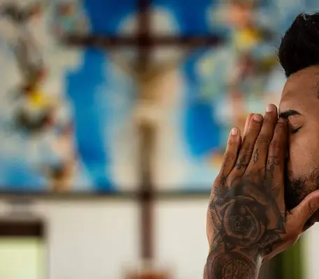 praying 4 signs of archangel raphael