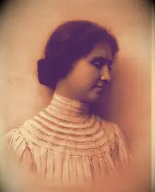 Průvodce Helen Kellerové odvážně hledá svět přímo do očí