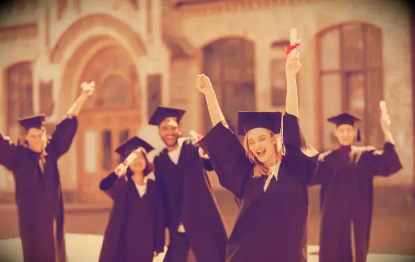 110 Korte afstuderen Quotes voor middelbare school senioren en universitair afgestudeerden in 2025