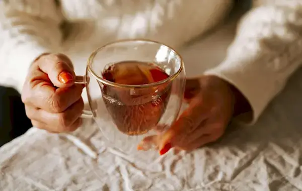 8 ideias estranhas que realmente ajudam a acalmar a ansiedade (quando nada mais funciona)